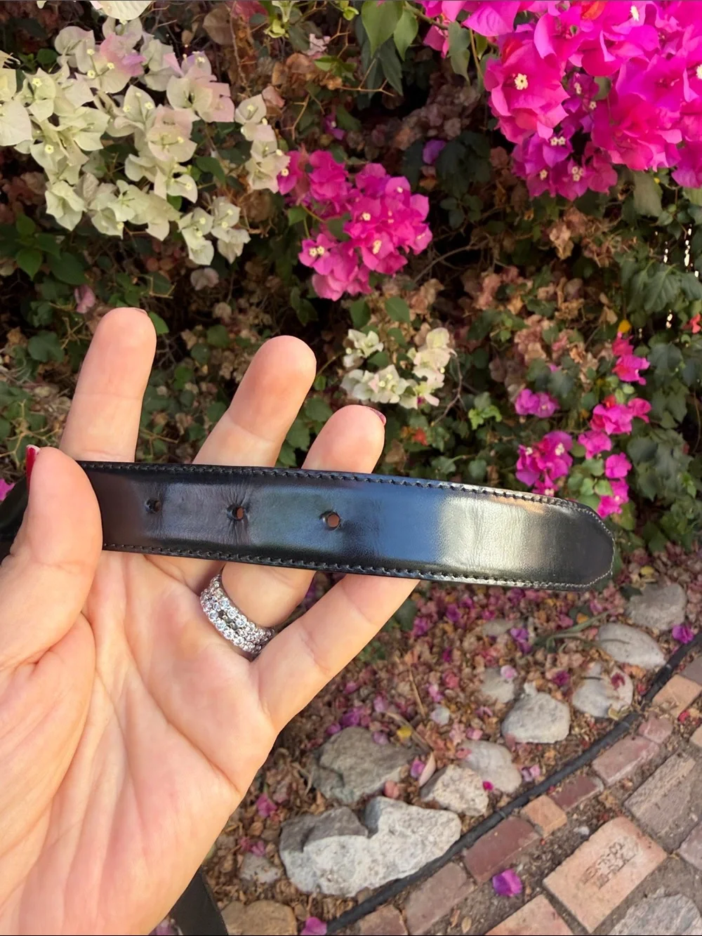 Salvatore Ferragamo Black Leather Gold Tone Buckle. Size M.❤️